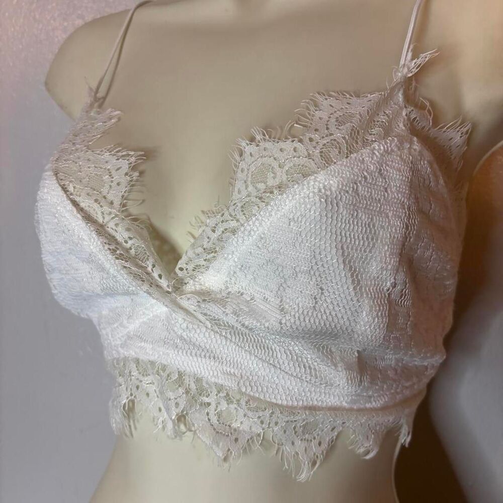 PrettyLittleThing White Lace Tie-Back Bralette Top - US 6